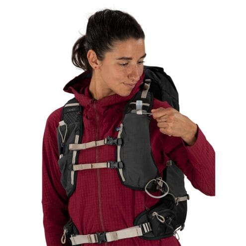 Kvinna som använder Osprey Tempest Velocity 30 ryggsäck