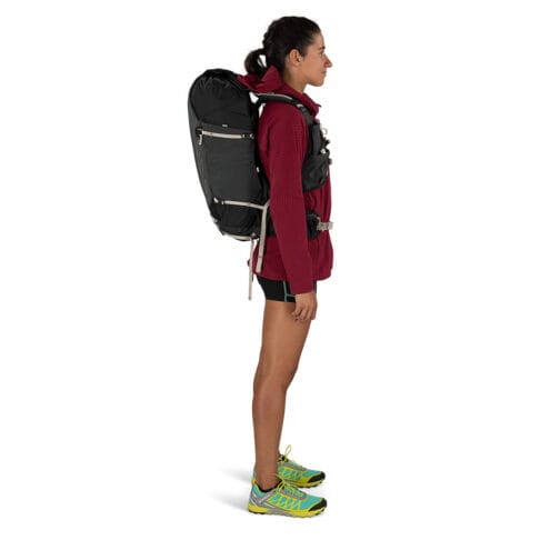 Kvinna som bär Osprey Tempest Velocity 30 ryggsäck