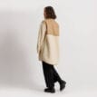 Kvinna som bär Tretorn Long Pile Jacket pilejacka