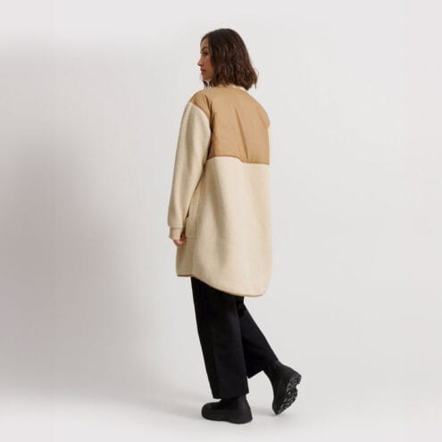 Kvinna som bär Tretorn Long Pile Jacket pilejacka