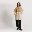 Kvinna som bär Tretorn Long Pile Jacket pilejacka