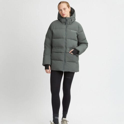 Röhnisch Nellie Jacket vinterjacka (dam) på en modell