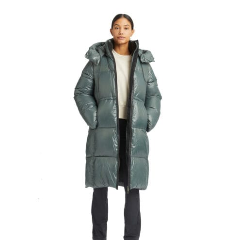 en öppen Röhnisch Urban Explorer Parka vinterjacka (dam) på en modell