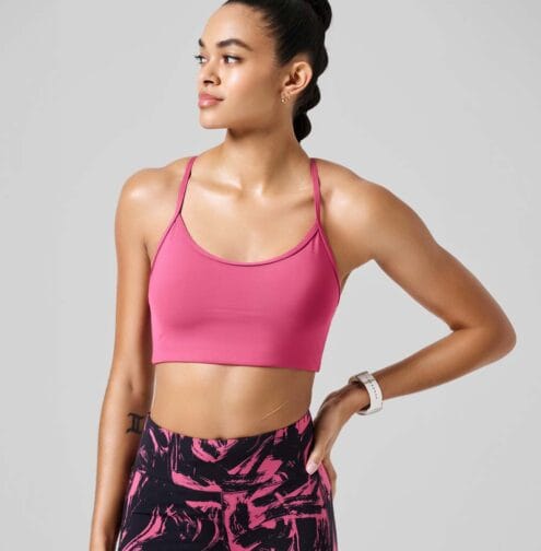 en modell visar framsida av Casall Sleek Strappy Sports Bra sport bh (dam)