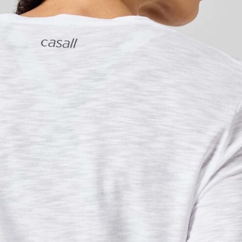 logga i nacke på Casall Soft Texture Long Sleeve träningströja (dam)