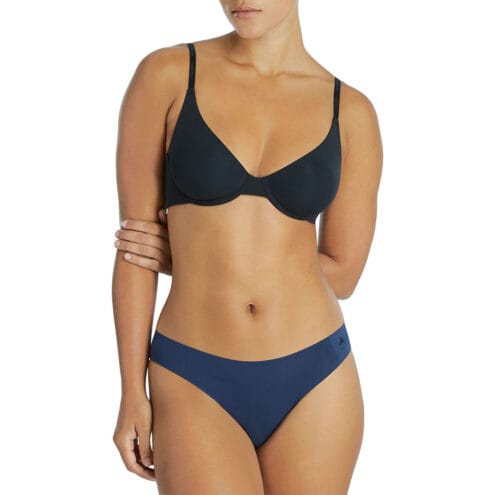 framsida av Adidas Brief microfiber trosor (dam) på en modell