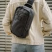 Osprey Aoede Sling axelväska (unisex) på en manlig modell