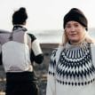 en modell bär en Osprey Arcane Roll Top vardagsväska (unisex)