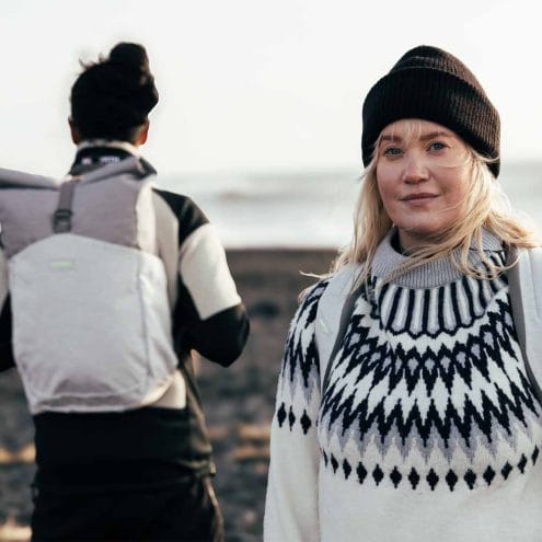 en modell bär en Osprey Arcane Roll Top vardagsväska (unisex)