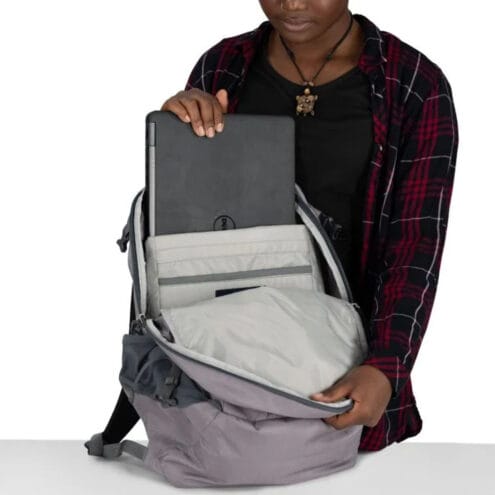 datorfack på en Osprey Axis vardagsryggsäck (unisex)