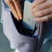 telefonfack på en Osprey Daylite Crossbody Pouch axelväska (unisex)