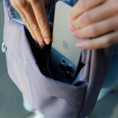 telefonfack på en Osprey Daylite Crossbody Pouch axelväska (unisex)