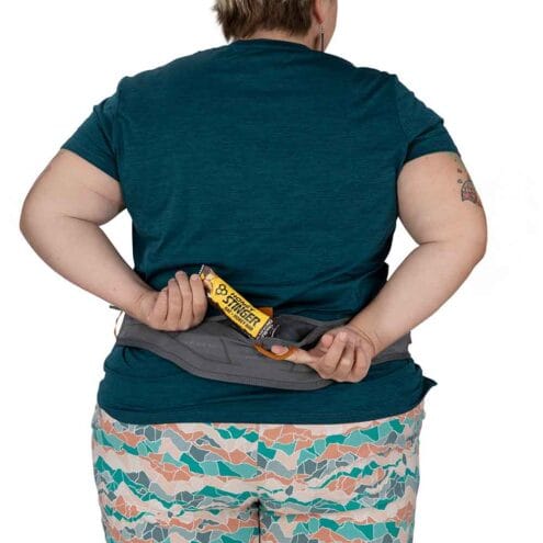 baksida av Osprey Duro Dyna LT Belt Extended Fit löparbälte (unisex) på en kvinna