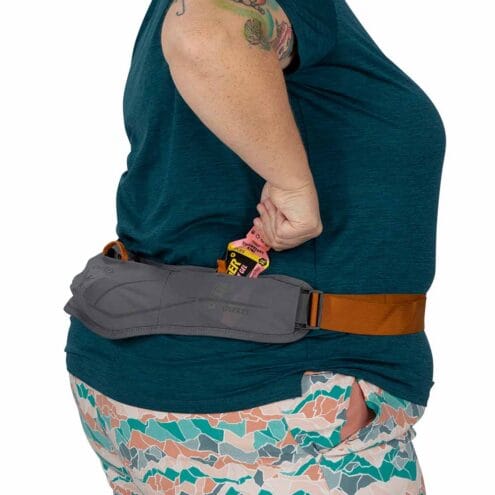 sida av Osprey Duro Dyna LT Belt Extended Fit löparbälte (unisex) på en modell