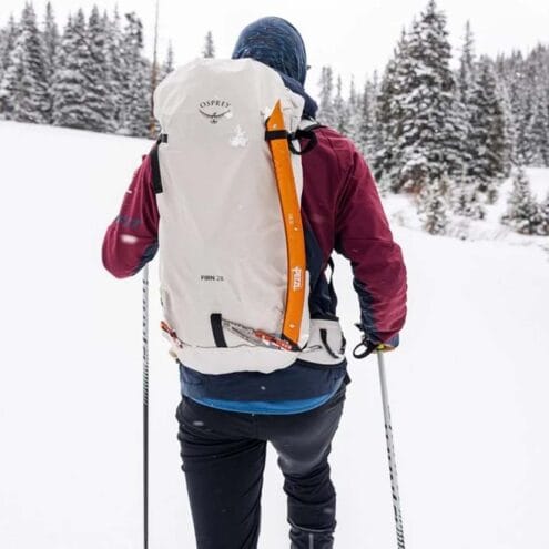 Osprey Firn 28 skidryggsäck (unisex) på en modell med utrustning