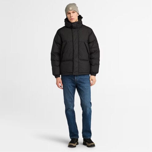 en modell bär en Timberland Howker Durable Water Repellent Puffer Jacket vinterjacka (herr)
