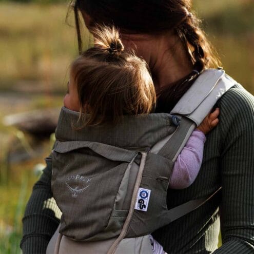 en modell bär ett barn i Osprey Poco Soft Child Carrier bärsele (unisex)