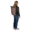 Osprey Metron WP 25S ryggsäck (unisex)på en kvinnlig modell