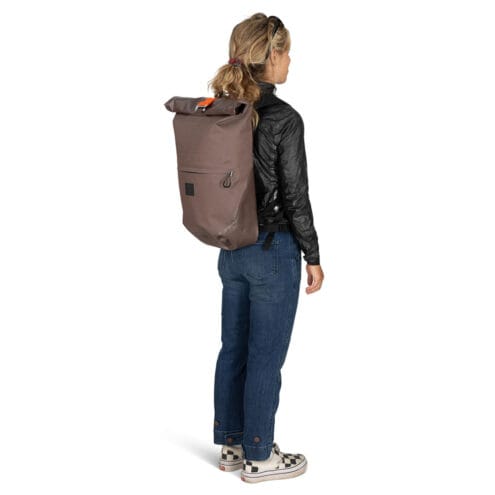 Osprey Metron WP 25S ryggsäck (unisex)på en kvinnlig modell