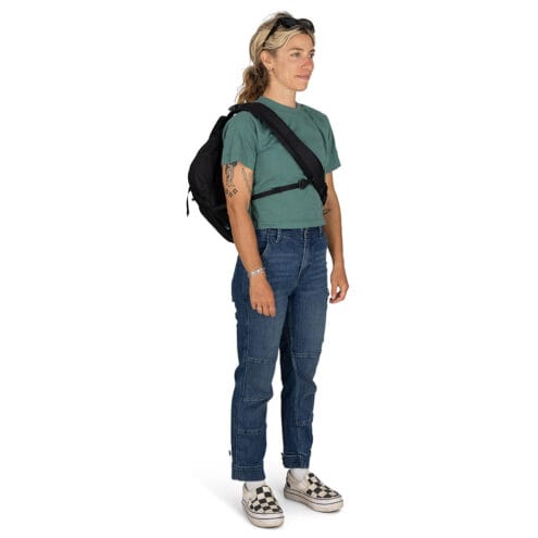 Osprey Metron Messenger 18 cykelväska (unisex) (2025) på en kvinnlig modell