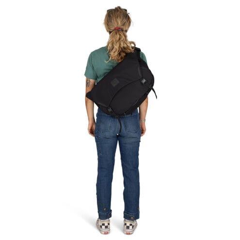 Osprey Metron Messenger 18 cykelväska (unisex) (2025) på en modell bakifrån
