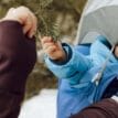 ett barn sitter i en Osprey Poco 24L barnbärstol (unisex)