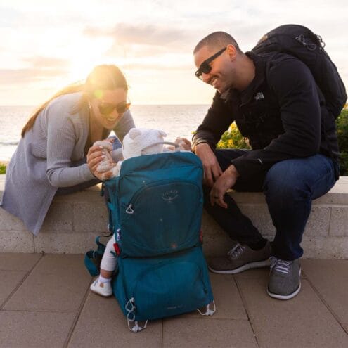 två modeller vid en Osprey Poco SLT 22L bärstol (unisex)