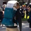 en man har på sig Osprey Poco SLT 22L bärstol (unisex)