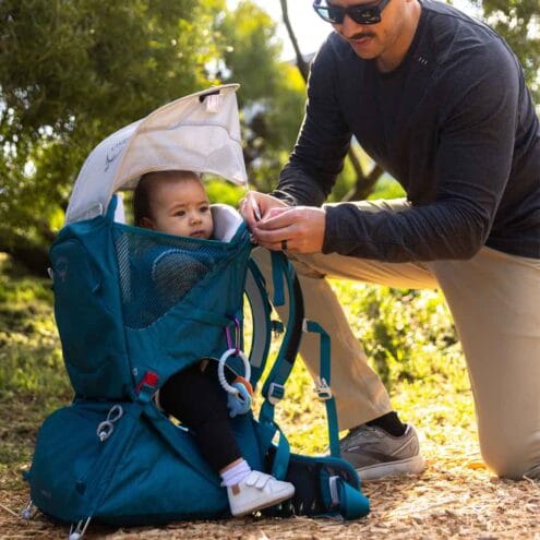 en modell använder Osprey Poco SLT 22L bärstol (unisex)