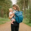 en kvinna bär Osprey Poco™ Changing Tote skötväska (unisex)