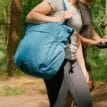 Osprey Poco™ Changing Tote skötväska (unisex) på en modell