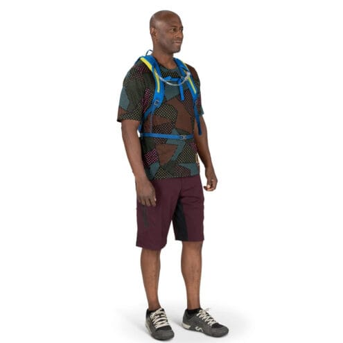 en modell bär Osprey Siskin 8L cykelväska (unisex)