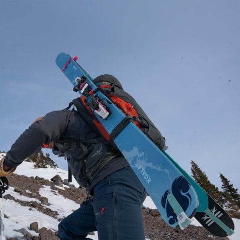 Soelden Pro E2 Airbag Pack 32 lavinryggsäck (herr) med ett par skidor som sitter fast