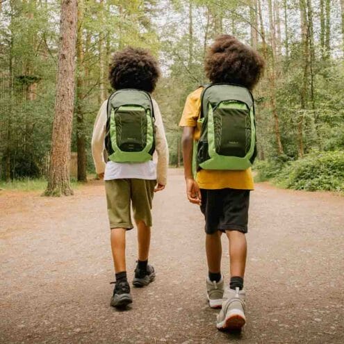 två barn har på sig Osprey Talon Jr 11L dagsryggsäck (barn)
