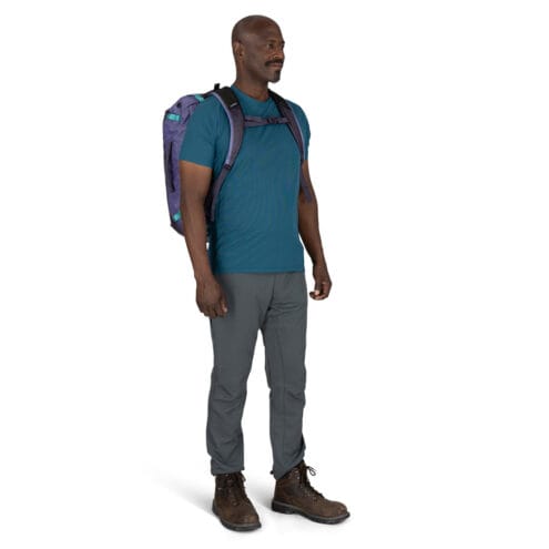 en manlig modell bär Osprey Transporter Duffel 40L (unisex)