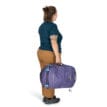 en modell håller i Osprey Transporter Duffel 40L (unisex)