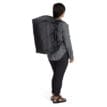 en modell har Osprey Transporter Squffel 44L resväska (unisex) på ryggen