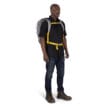 en modell har på sig Osprey Transporter Travel Pack 36L reseryggsäck (unisex) som en ryggsäck