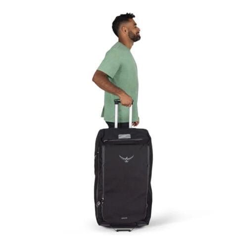 en modell hålller i Osprey Daylite Wheeled Duffel 115 L resväska (unisex)