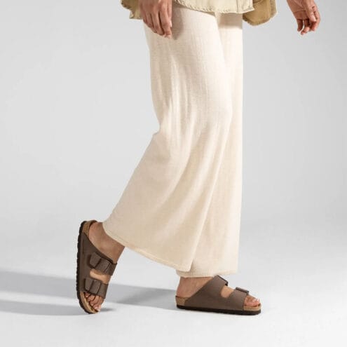 en modell bär ett par bruna Rohde 5631 sandaler (dam)