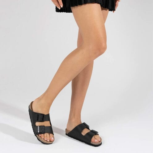 en modell bär ett par svarta Rohde 5631 sandaler (dam)