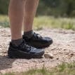Altra Olympus 6 traillöparskor (herr) i svart på en modell