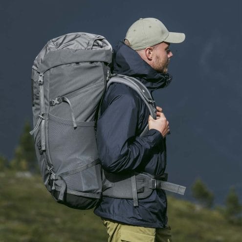 Bergans Trollhetta V5 95L ryggsäck (unisex) från sidan på en modell