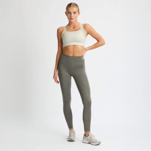 en modell bär Röhnisch Logo Effect High Waist Tights träningstights (dam)