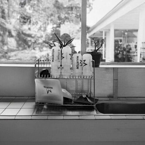 Maurten Water Bottle vattenflaska på diskställ