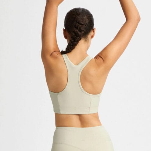 en grön baksida av Röhnisch Ribbed R Sportsbra sport-bh (dam) på en modell