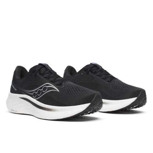 Ett par svarta Saucony Ride 18 Wide löparskor (herr)