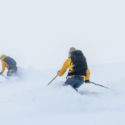 två modeller bär varsin Bergans Rondane V6 40L ryggsäck (herr)