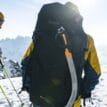Bergans Rondane V6 40L ryggsäck (herr) med en isyxa på sig