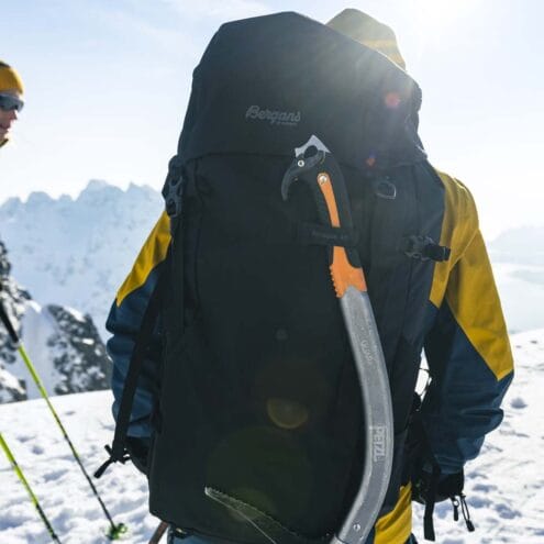 Bergans Rondane V6 40L ryggsäck (herr) med en isyxa på sig